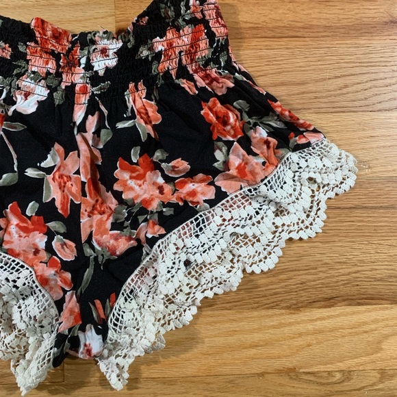 Forever 21 floral and lace shorts size S - Picture 2 of 4
